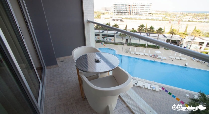 چشم انداز استخر از بالکن اتاق